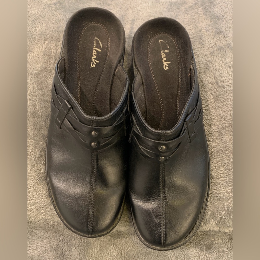 Clarks Women’s Black Leather clogs